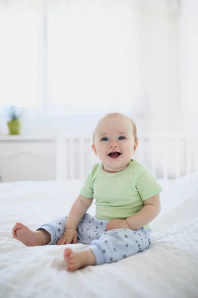 Niña Sentada Cama Riendo Feliz Niño Sano Casa Niño Una — Foto de Stock