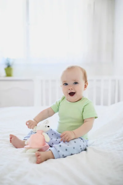 Niña Sentada Cama Riendo Feliz Niño Sano Casa Niño Una — Foto de Stock