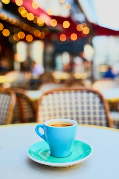 Kopje Verse Hete Espresso Koffie Tafel Van Traditionele Parijse Buitencafé — Stockfoto