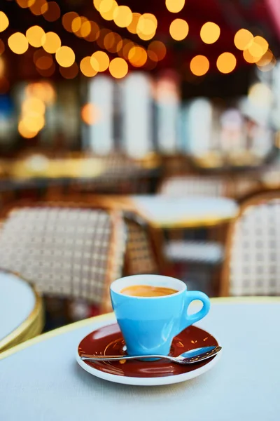 法国巴黎传统巴黎户外咖啡厅桌上的新鲜热咖啡杯 — 图库照片