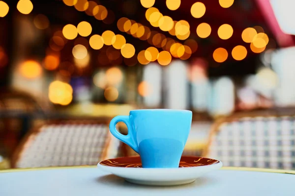 Fincan Taze Sıcak Espresso Kahve Tablosunda Geleneksel Paris Açık Café — Stok fotoğraf