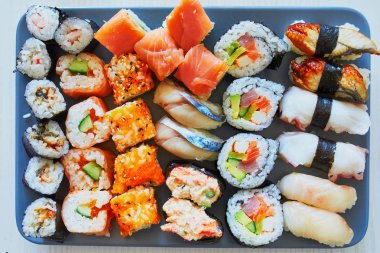 Suşi çeşitli bir tabakta. Japon yemekleri evde veya restoranda. Gıda take away