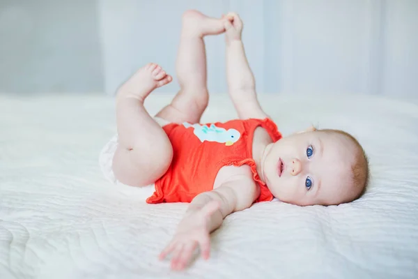 Nettes Kleines Mädchen Das Auf Dem Rücken Liegt Und Ihre — Stockfoto