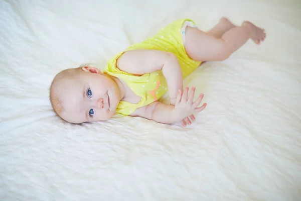 Adorable Bébé Fille Souriante Couchée Sur Lit Dans Crèche Enfant — Photo