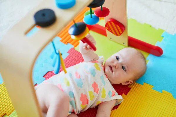 Entzückende Baby Mädchen Die Spaß Mit Spielzeug Auf Bunten Spielmatten — Stockfoto