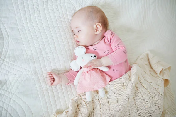 Bebê Menina Ter Uma Soneca Com Seu Brinquedo Favorito Mouse — Fotografia de Stock