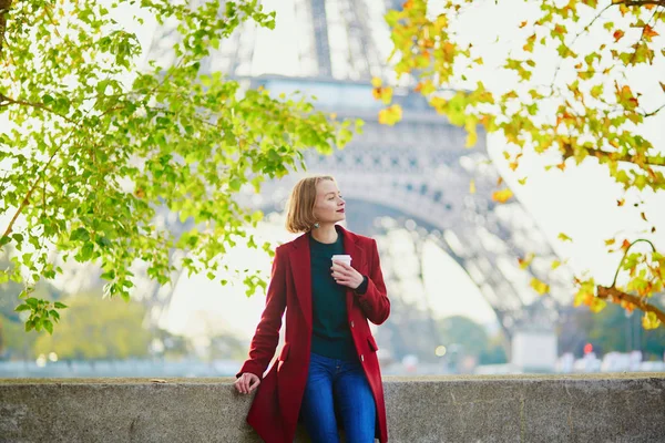 Hermosa Joven Francesa Tomando Café Cerca Torre Eiffel París Otoño —  Fotos de Stock