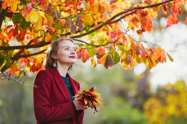 Mooie Jonge Vrouw Met Bos Van Kleurrijke Herfst Bladeren Lopen — Stockfoto