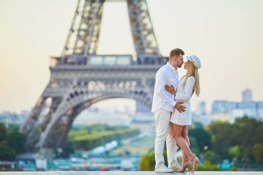 Romantik Çift bir tarih olan Eiffel tower yakınındaki. Şehrin keyfini turistler de Paris