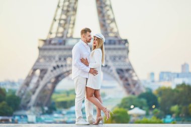 Romantik Çift bir tarih olan Eiffel tower yakınındaki. Şehrin keyfini turistler de Paris