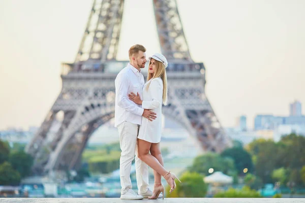 Romantisches Paar Beim Date Der Nähe Des Eiffelturms Touristen Paris — Stockfoto