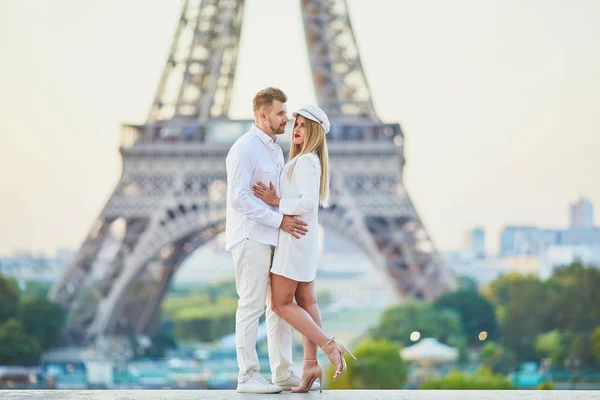 Romantische Koppel Met Een Datum Buurt Van Eiffeltoren Toeristen Parijs — Stockfoto