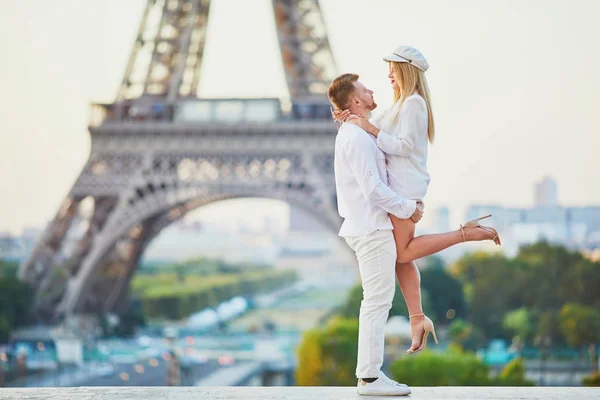 Casal Romântico Ter Encontro Perto Torre Eiffel Turistas Paris Desfrutam — Fotografia de Stock