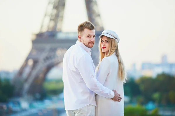 Romantikus Pár Birtoklás Egy Dátumot Eiffel Torony Közelében Turisták Párizsban — Stock Fotó