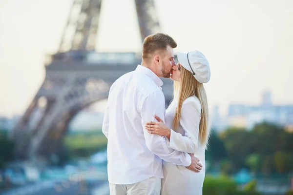 浪漫情侣在埃菲尔铁塔附近约会 在巴黎享受城市的游客 — 图库照片