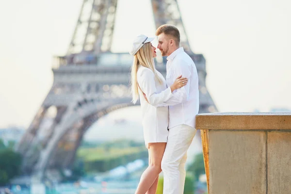 Романтична Пара Дати Поблизу Ейфелевої Вежі Туристи Парижі Насолоджуючись Міста — стокове фото