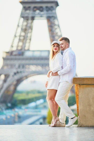 Romantik Çift Bir Tarih Olan Eiffel Tower Yakınındaki Şehrin Keyfini — Stok fotoğraf