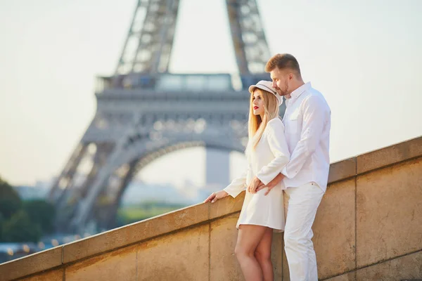 Романтической Пары Свидание Возле Эйфелевой Башни Туристы Парижа Наслаждаются Городом — стоковое фото