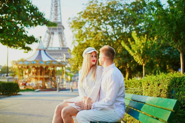 Casal Romântico Ter Encontro Perto Torre Eiffel Turistas Paris Desfrutam — Fotografia de Stock