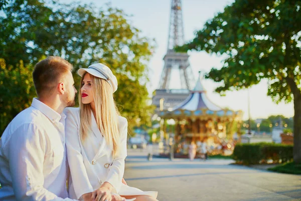 Couple Romantique Ayant Rendez Vous Près Tour Eiffel Touristes Paris — Photo