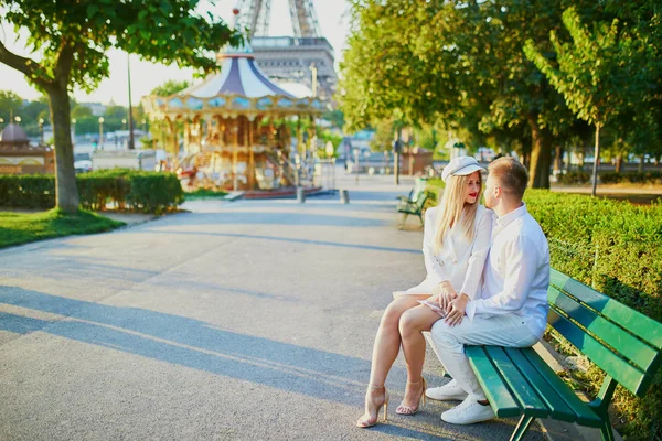 Romantic Couple Having Date Eiffel Tower Tourists Paris Enjoying City — Stock Photo, Image