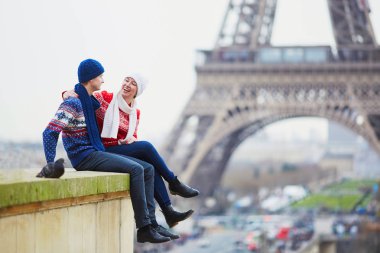 Mutlu çifte bir kış gününde Eyfel Kulesinin yakınında. Paris gezisi sırasında sezon tatil