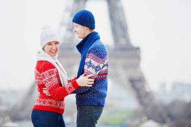 Mutlu çifte bir kış gününde Eyfel Kulesinin yakınında. Paris gezisi sırasında sezon tatil