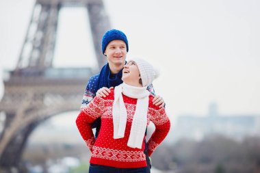 Mutlu çifte bir kış gününde Eyfel Kulesinin yakınında. Paris gezisi sırasında sezon tatil