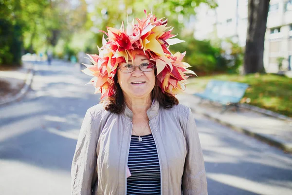 Glückliche Frau Mittleren Alters Bunten Ahornblättern Kranz Fuß Park Einem — Stockfoto