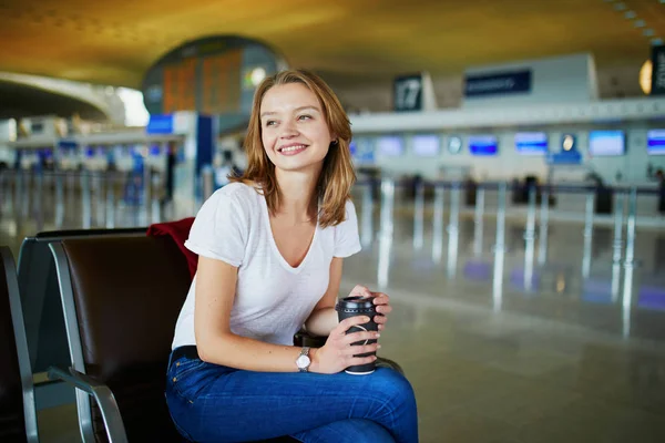 Jovem Mulher Aeroporto Internacional Com Bagagem Café Para Esperando Por — Fotografia de Stock