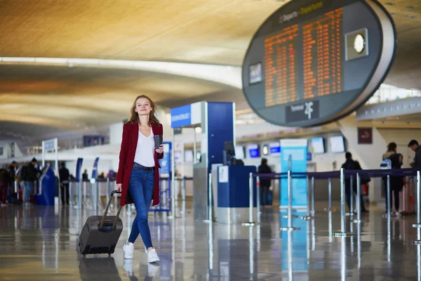 Uluslararası Havaalanı Bagaj Onu Uçuş Için Hazır Ile Genç Kadın — Stok fotoğraf