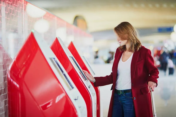 Ung Kvinna Internationella Flygplatsen Gör Själv Incheckning — Stockfoto