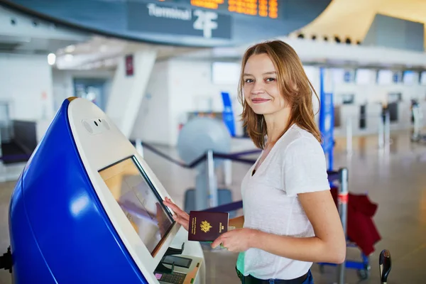 Молодая Женщина Международном Аэропорту Делает Самостоятельную Регистрацию — стоковое фото