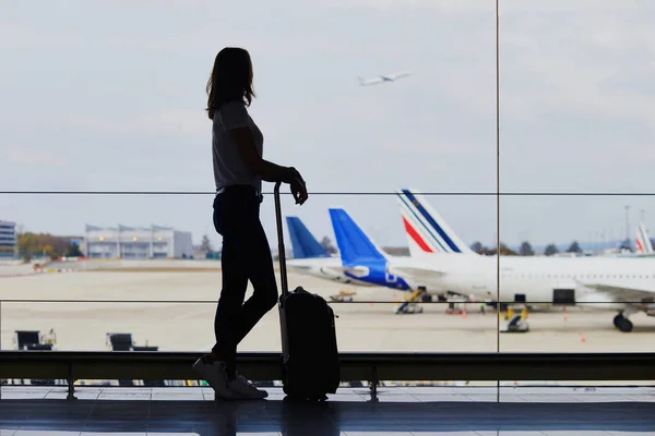 Jovem Mulher Aeroporto Internacional Olhando Pela Janela Aviões — Fotografia de Stock