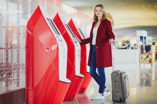 Jovem Aeroporto Internacional Fazendo Check Automático — Fotografia de Stock