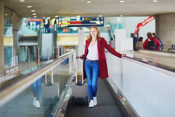 Jovem Mulher Aeroporto Internacional Com Bagagem Viajante — Fotografia de Stock