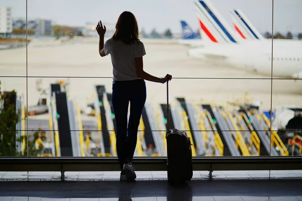 Giovane Donna Aeroporto Internazionale Guardando Attraverso Finestra Agli Aerei — Foto Stock
