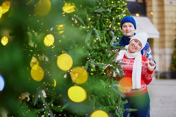 Glückliches Paar Bunten Pullovern Auf Einer Weihnachtlich Geschmückten Straße Von — Stockfoto