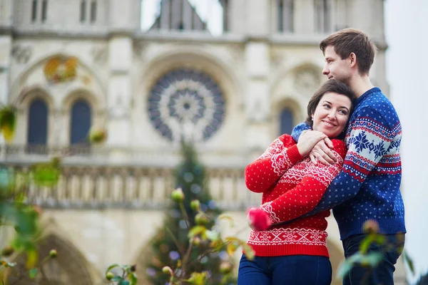 Szczęśliwa Para Kolorowe Swetry Ulicy Paris Urządzone Boże Narodzenie Pobliżu — Zdjęcie stockowe