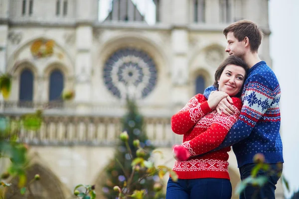 Coppia Felice Maglioni Colorati Una Strada Parigi Decorata Natale Vicino — Foto Stock