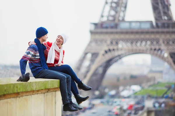 Casal Feliz Perto Torre Eiffel Dia Inverno Viagem Paris Durante — Fotografia de Stock
