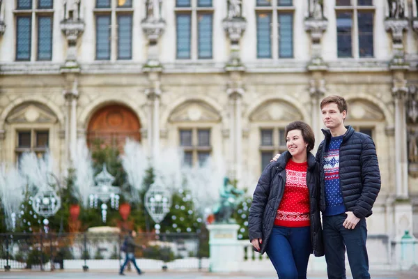 Casal Feliz Camisolas Coloridas Uma Rua Paris Decorada Para Natal — Fotografia de Stock