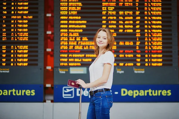 Jonge Vrouw Internationale Luchthaven Met Bagage Paspoort Buurt Van Vluchtinformatie — Stockfoto