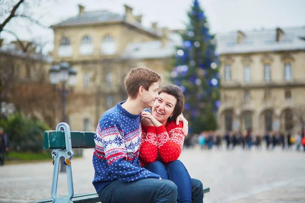 Pareja Feliz Suéteres Colores Una Calle París Decorada Para Navidad — Foto de Stock