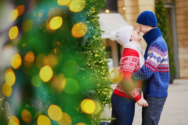 Glückliches Paar Bunten Pullovern Auf Einer Weihnachtlich Geschmückten Straße Von — Stockfoto