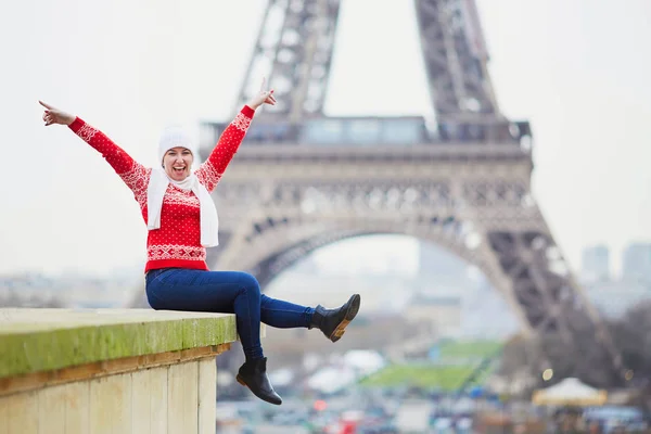 Menina Feliz Perto Torre Eiffel Dia Inverno Viagem Paris Durante — Fotografia de Stock