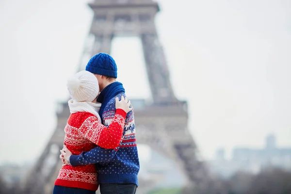Счастливая Пара Возле Эйфелевой Башни Зимний День Поездка Париж Время — стоковое фото