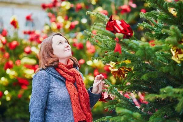 Kış Giysileri Dekore Edilmiş Noel Ağacı Yakınındaki Hamile Kadın — Stok fotoğraf