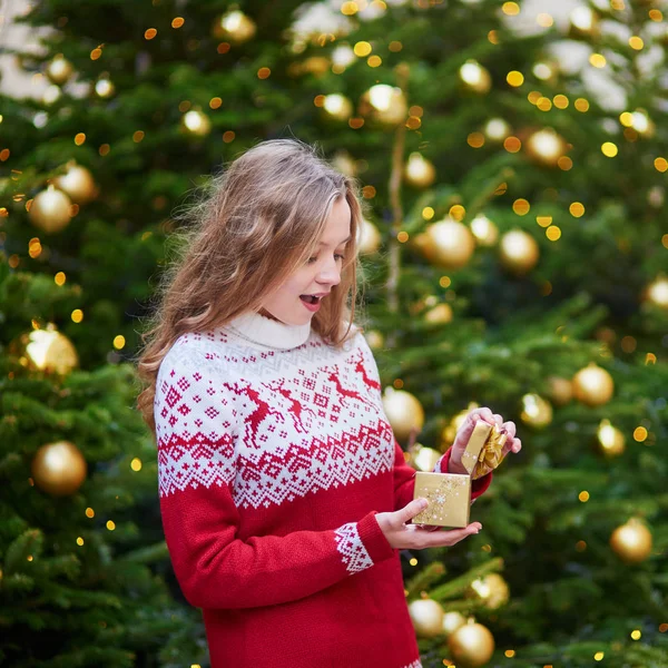 Chica Alegre Con Regalo Navidad Cerca Del Árbol Navidad Decorado —  Fotos de Stock