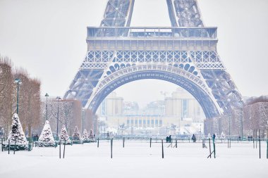 Yoğun karlı bir günde Eyfel Kulesi 'nin manzarası. Paris 'te alışılmadık hava koşulları